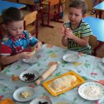Процесс лепки жаворонков